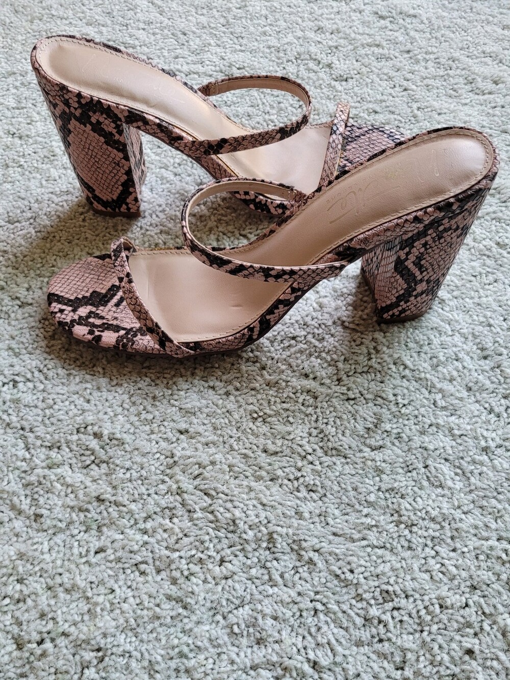 Soft Pink & Black Snake Print Colorful Pattern Size 8 1/2